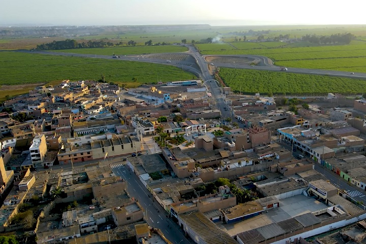 A gastronomia local, rica em frutos do mar e pratos típicos da culinária costeira peruana, também é um grande atrativo para os visitantes. 