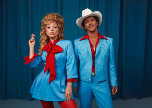 Lady Gaga e Bruno Mars se uniram em dueto romântico com estética vintage
