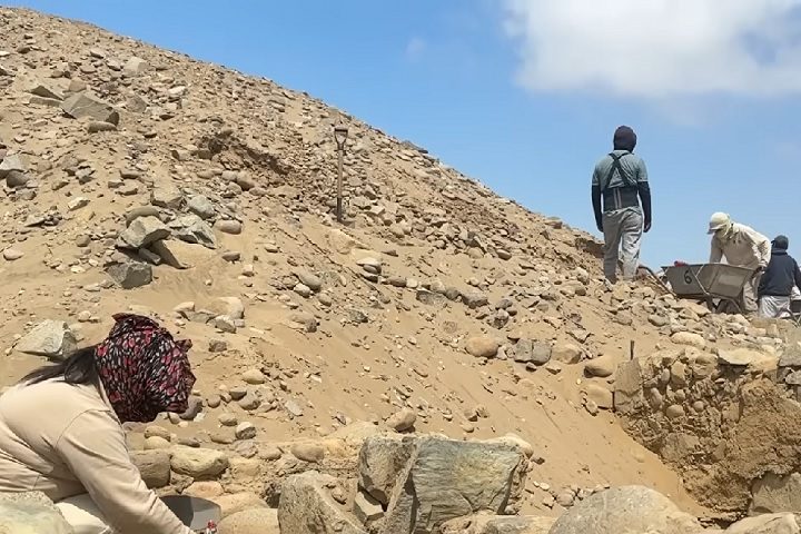 Foram encontrados também objetos cerimoniais e esculturas de argila na forma de humanos e animais, indicando rituais religiosos e uma relevância comercial da região.