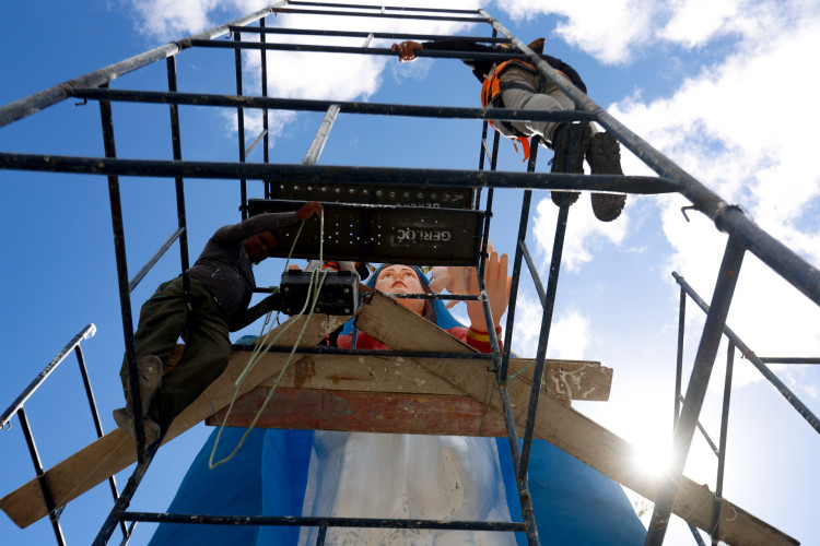 Reconstrução da nova estátua Nossa Senhora de Nazaré