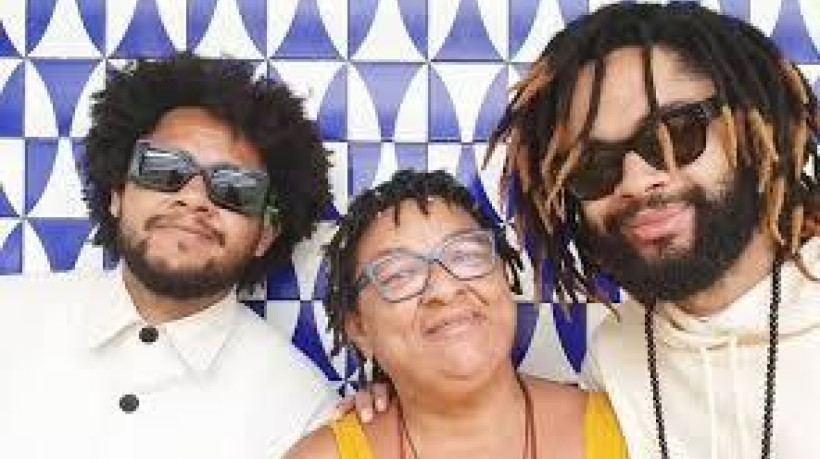 Escritora e artista plástica, Dona Jacira lutava há mais de duas décadas contra o lúpus. Além de Emicida e Fióti, ela deixa mais duas filhas, Katia e Katiane