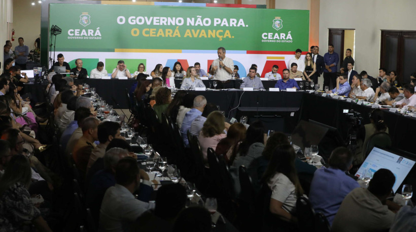 O governador do Ceará, Elmano de Freitas (PT), em reunião com a equipe de secretários