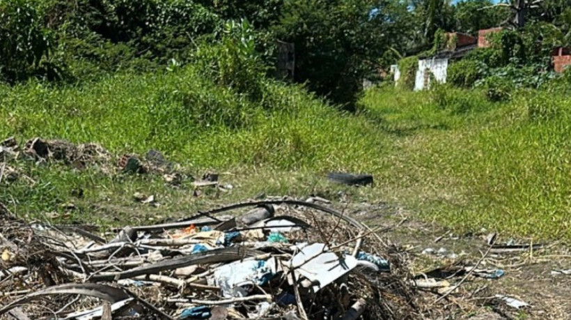 Imagens feitas do local onde o cadáver foi encontrado, no bairro Vila Velha, mostra que a área é predominantemente de matagal e usada para descarte de lixo