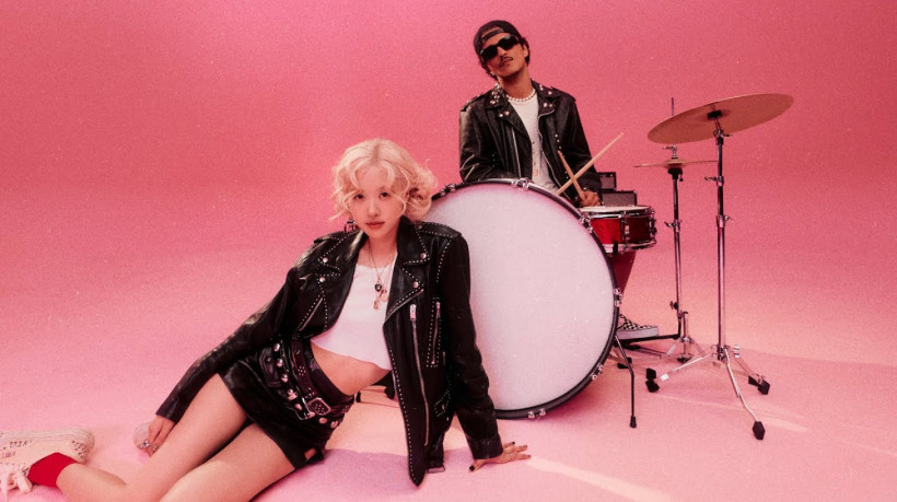 Videoclipe de APT. une Rosé e Bruno Mars para jogarem a brincadeira que dá título à canção