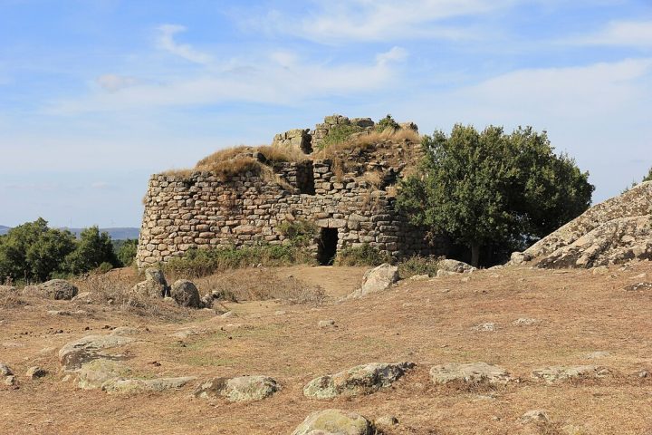 Sardenha pré-histórica (Itália) – É notável por suas impressionantes nuragues, torres de pedra construídas entre 1800 e 800 a.C. que até hoje marcam a paisagem.
