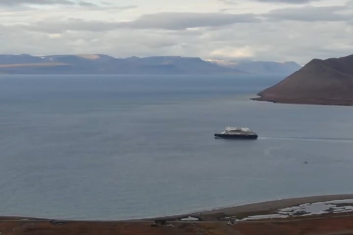 Essa conexão substituirá as atuais travessias por balsa, que hoje são lentas, dependem das condições climáticas e causam atrasos frequentes, especialmente no inverno.