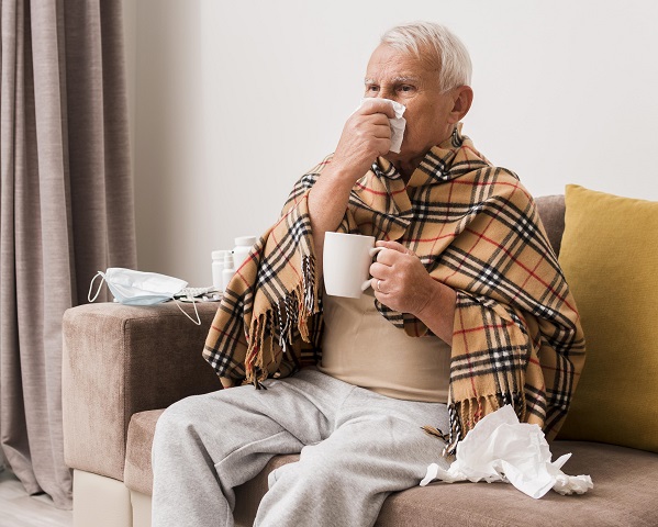 Pessoas com doenças respiratórias pré-existentes, além das que têm imunidade baixa por doenças sistêmicas, como câncer e diabetes, estão entre os grupos mais vulneráveis. Quem toma medicamentos imunossupressores também.