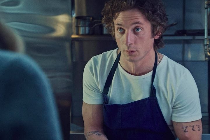 A trama segue um jovem chef que, após o suicídio de seu irmão mais velho, volta à cidade de Chicago para administrar a lanchonete de sua família. O personagem é vivido pelo ator Jeremy Allen White.
