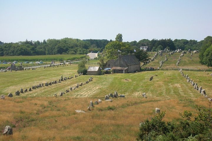 Megálitos de Carnac (França) – Localizados na Bretanha, reúnem mais de 3 mil pedras erguidas entre 5.000 e 3.000 a.C. Formam um dos maiores e mais antigos complexos megalíticos do mundo.