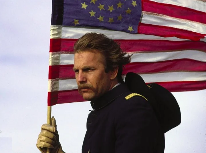 Em 1990, protagoniza, produz e dirige aquele que talvez tenha sido o principal projeto de sua carreira: o drama de época Dança com Lobos. 