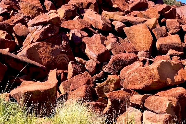 Murujuga (Austrália) – Conjunto de arte rupestre com mais de 1 milhão de gravuras aborígenes, algumas com até 40 mil anos, retratando animais, símbolos espirituais e atividades humanas.