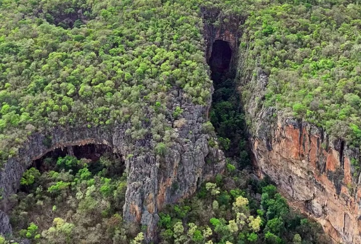 Parque Nacional Cavernas do Peruaçu (Brasil) – O parque, que fica no Norte de Minas Gerais, é um tesouro geológico e arqueológico, com cavernas monumentais, arte rupestre pré-histórica e rica biodiversidade.
