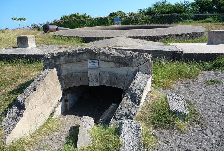 Port Royal (Jamaica) – Cidade portuária destruída por um terremoto em 1692, conhecida como um dos centros de pirataria mais famosos do Caribe. Hoje é um sítio arqueológico submerso.
