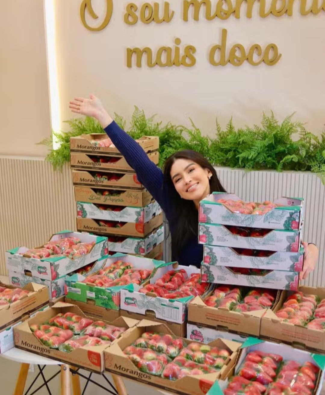 O morango sempre cai muito bem com chocolate, o que facilita. Trata-se de um pequeno fruto vermelho, doce e suculento,  cultivado e apreciado por seu sabor e valor nutricional. Mas, na mesa, é bem mais que isso. Versátil, cai bem em grande variedade de guloseimas. 