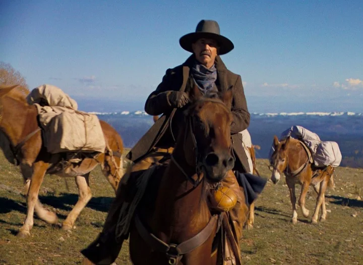 Dirigido, escrito, produzido e estrelado por Kevin Costner, o filme teve um orçamento de cerca de US$ 100 milhões.