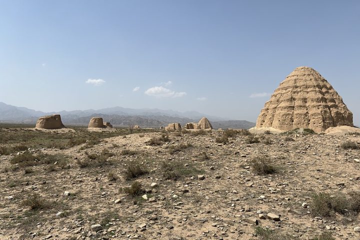 Túmulos Xixia (China) – Mausoléus dos imperadores da dinastia Tangute, que floresceu no noroeste da China entre os séculos 11 e 13. Os túmulos misturam arquitetura chinesa e influências budistas.
