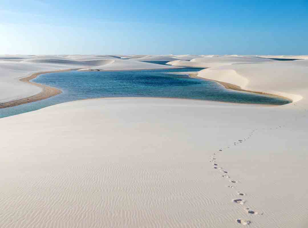 Parque Nacional dos Lençóis Maranhenses, Maranhão: Criado em 1981 para proteger a beleza natural e a importância ecológica da região, o parque é conhecido por suas vastas dunas de areia branca e lagoas azuis.