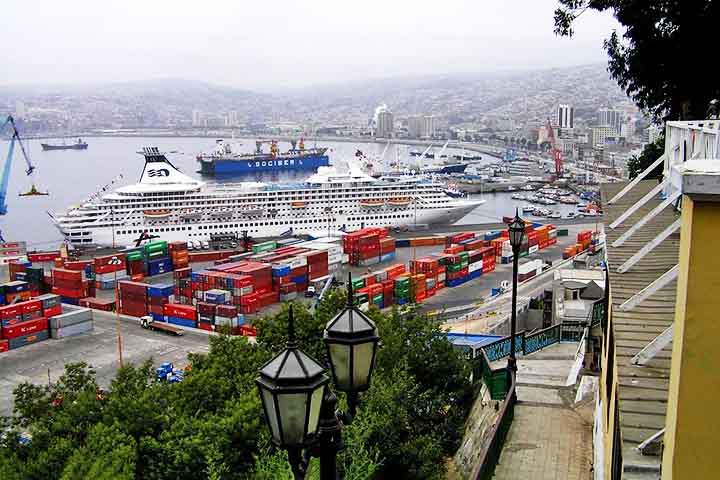 Valparaíso, Chile: Com seu porto movimentado, Valparaíso recebe anualmente cerca de 40 cruzeiros e 100 mil visitantes, sendo uma parada estratégica para cruzeiros que exploram a costa chilena.
