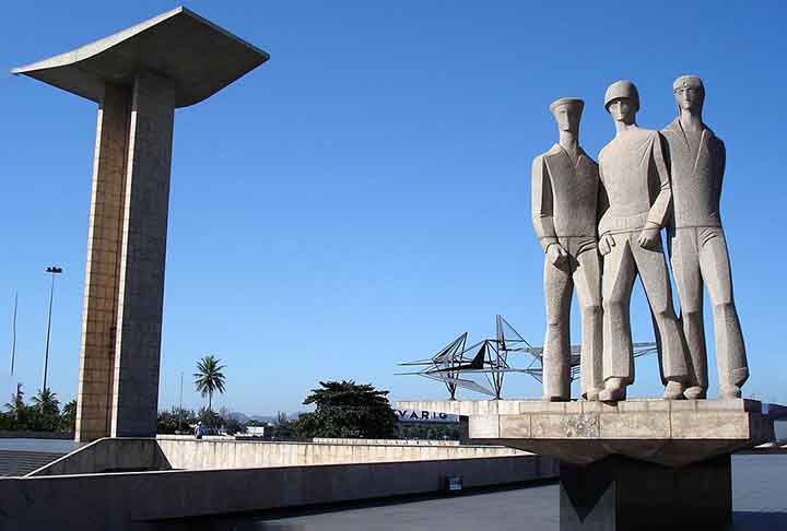 No Brasil, o Monumento Nacional aos Mortos da Segunda Guerra Mundial (RJ), também conhecido como Monumento aos Pracinhas. Ele homenageia os soldados brasileiros que morreram em solo europeu.