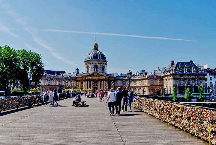 Pont des Arts – A Pont des Arts, construída em 1804, conecta o Louvre à Ilha de la Cité, famosa por seu design simples de ferro e madeira. Durante décadas, foi um local popular para os casais deixarem cadeados do amor em suas grades, até a remoção dessas correntes. Ela representa a arte e a cultura, sendo um ponto de encontro para artistas e turistas.

