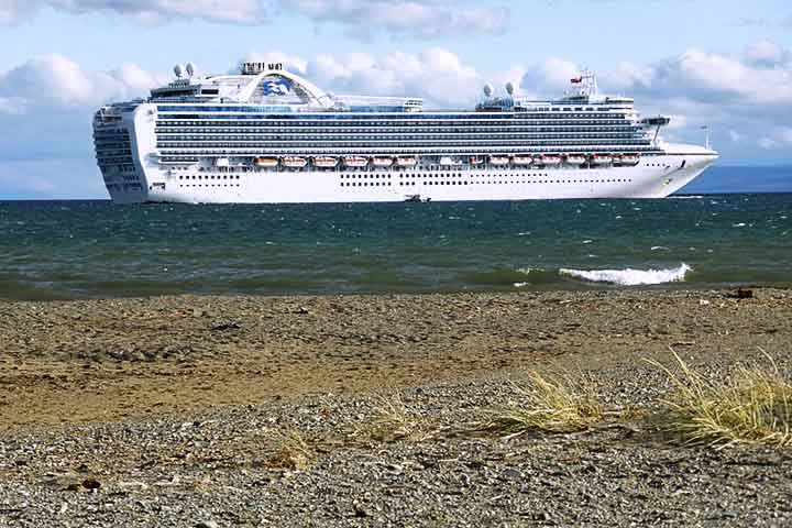 Punta Arenas, Chile: Situada no estreito de Magalhães, Punta Arenas é uma escala para cruzeiros que exploram as paisagens austrais da Patagônia chilena.
