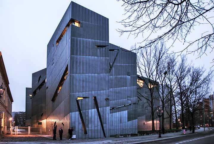 O primeiro da nossa lista é o Museu Judaico de Berlim. Fundado em 1933 e logo encerrado em 1938 pelo regime nazista, teve todas as obras confiscadas. Foi reaberto somente em 2001.