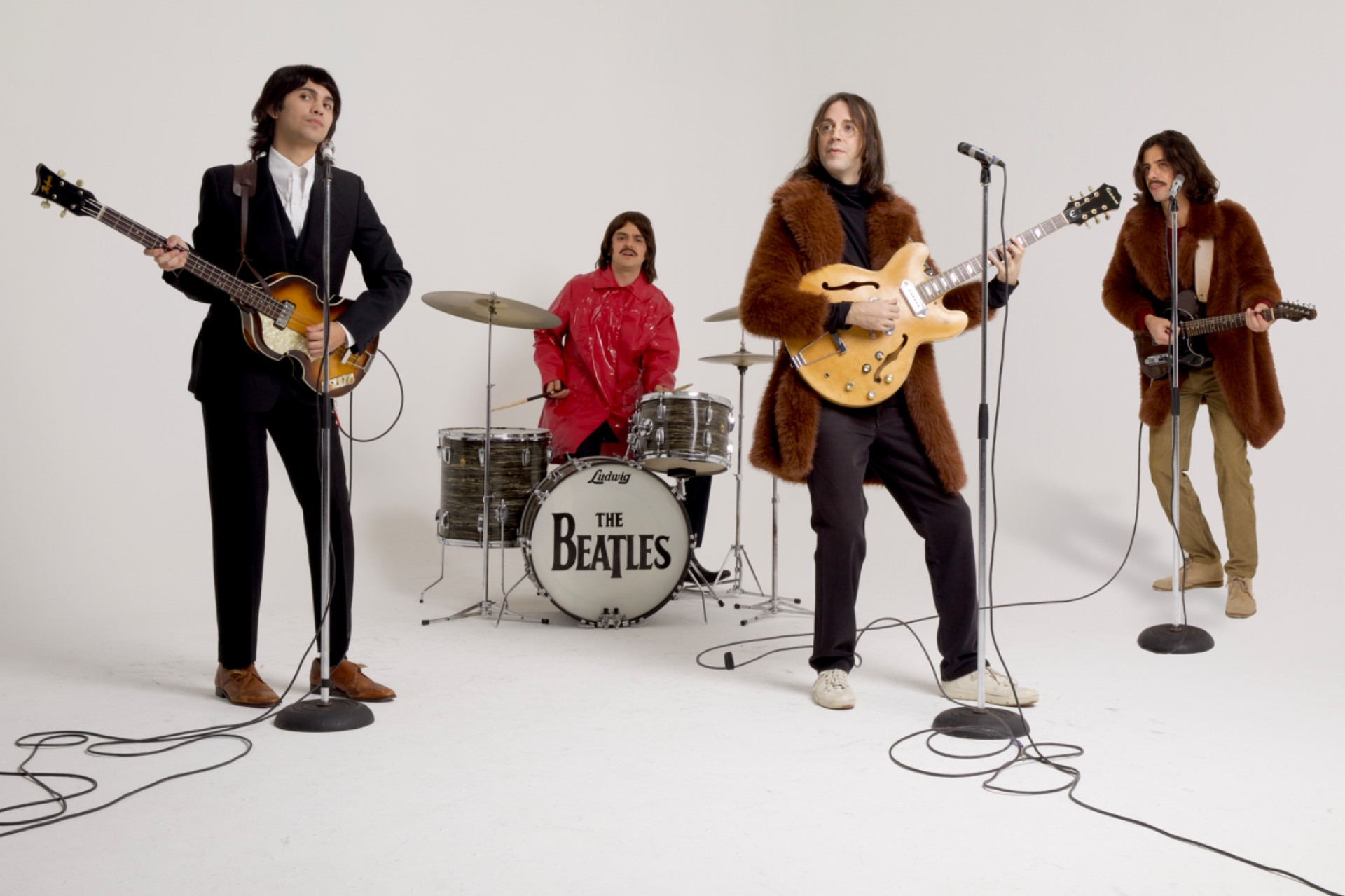 Apresenta&ccedil;&atilde;o no Teatro RioMar dabanda Beatles Abbey Road re&uacute;ne efeitos visuais, figurinos originais e grandes sucessos para reviver o auge da beatlemania