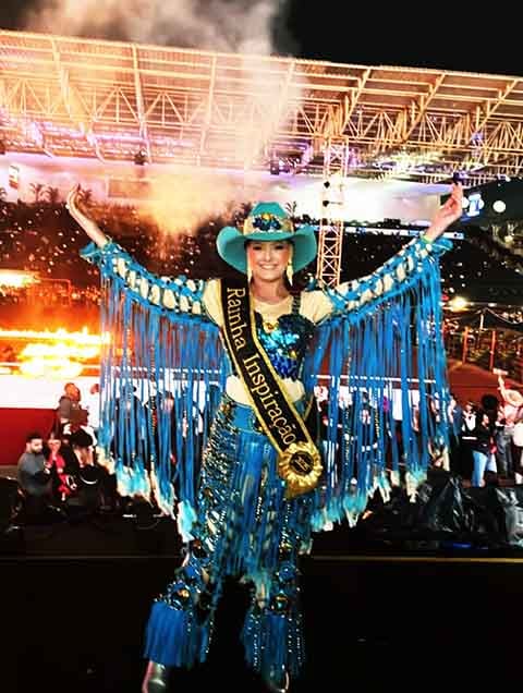 A jovem Camila Trevisol, conhecida por seu título de rainha de rodeio, morreu aos 22 anos no dia 23/07. 
