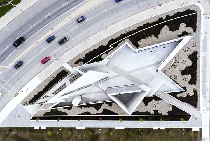 O Monumento Nacional do Holocausto (Canadá) é situado em Ottawa e homenageia as vítimas do holocausto, além dos sobreviventes canadenses. Seus seis volumes triangulares formam a Estrela de Davi, principal símbolo da tradição judaica.
