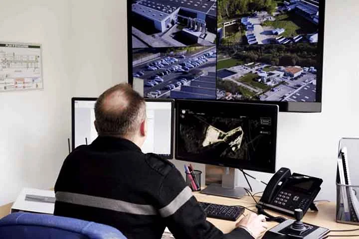 A legislação brasileira exige que voos de drones respeitem normas da ANAC  e do DECEA, incluindo distanciamento de edifícios, autorização para voos noturnos e proibição de sobrevoo em áreas privadas sem consentimento. 
