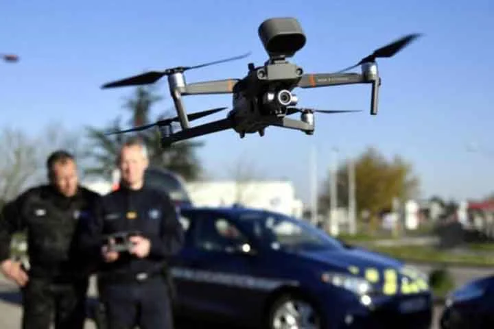 A cena, digna de ficção científica, é hoje uma realidade possível. Equipados com câmeras de alta resolução, sensores e até microfones, drones podem ser utilizados para fins maliciosos, como espionagem, vigilância não autorizada e gravação de imagens íntimas. 
