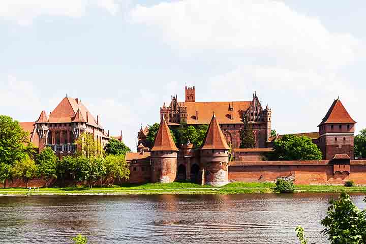 Ao longo da história, a Pomerânia foi disputada por diversos povos e reinos, incluindo eslavos, dinamarqueses, suecos, prussianos e alemães. 