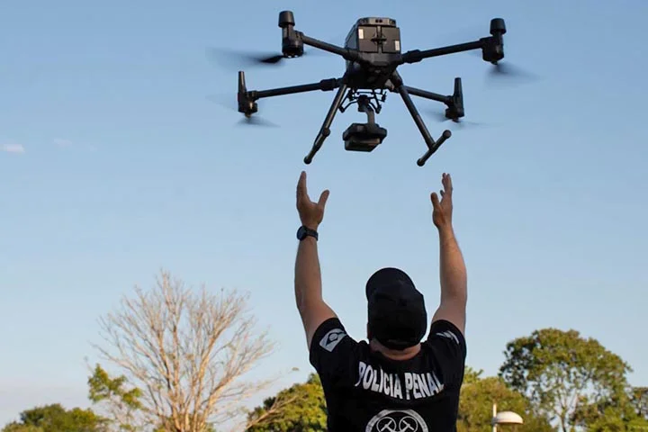 A dualidade é clara: de um lado, o potencial transformador dos drones para logística, agricultura, segurança e transporte. De outro, o risco de que se tornem ferramentas de invasão de privacidade, assédio ou coleta indevida de dados.
