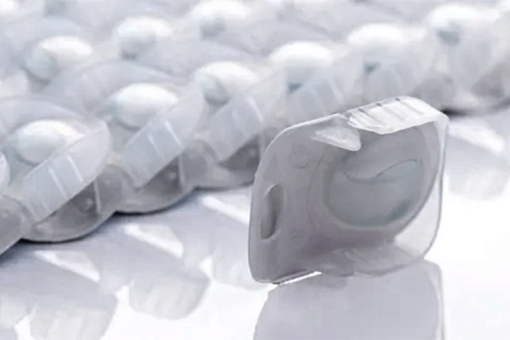 Desde as primeiras ideias de Leonardo da Vinci até as inovações tecnológicas do século XXI, esse pequeno dispositivo passou por inúmeras transformações que o tornaram mais acessível e eficiente.