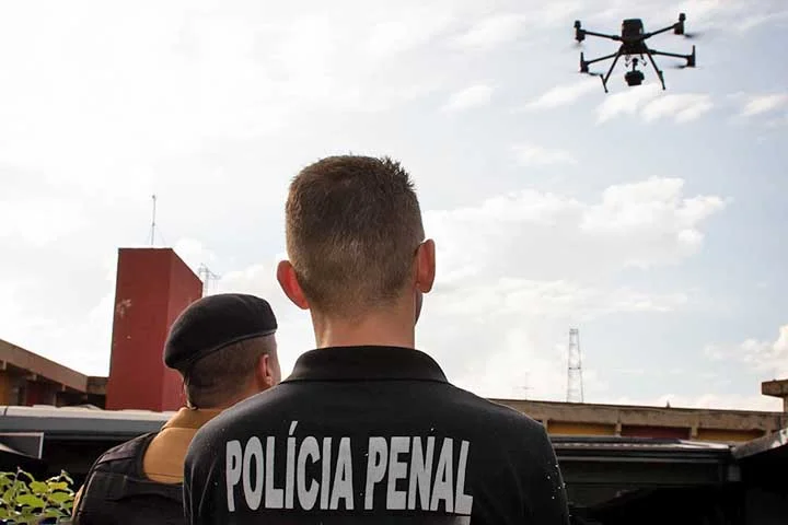 A tecnologia dos drones já trouxe benefícios reais, como na entrega de remédios e vacinas em áreas remotas - a exemplo do ocorrido em 2022 em áreas indígenas na Amazônia durante a pandemia. 