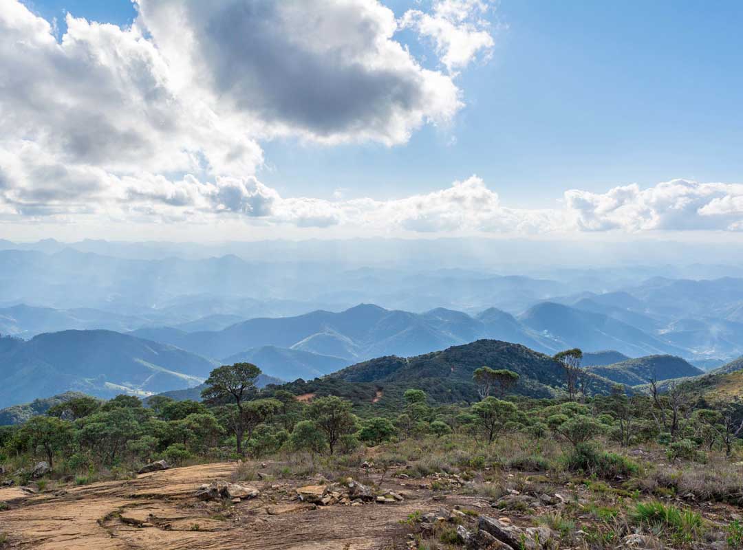 Parque Nacional do Caparaó: Localizada na divisa entre os estados de Minas Gerais e Espírito Santo, o parque é conhecido por abrigar o Pico da Bandeira, o terceiro ponto mais alto do Brasil, com 2.892 metros de altitude.