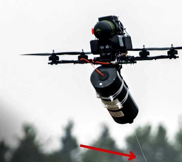 Drones também já foram utilizados em atentados e guerras, como no conflito entre Rússia e Ucrânia. Também há relato de ocorrência de acidentes em eventos públicos, como com quedas sobre o público em festivais e shows, causando ferimentos leves e pânico.
