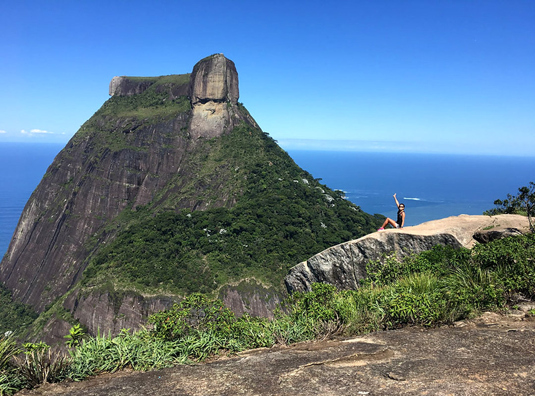 Parque Nacional da Tijuca, Rio de Janeiro: Com uma área de aproximadamente 3.956 hectares, a Floresta da Tijuca é considerada uma das maiores florestas urbanas do mundo. O Pico da Tijuca, com 1.021 metros de altitude, e o Pico do Papagaio, com 989 metros, oferecem vistas panorâmicas da cidade e da Baía de Guanabara.