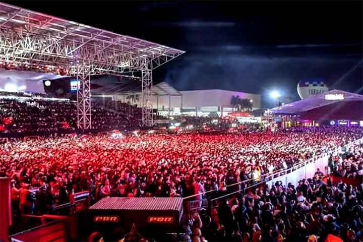 Desde então, o evento cresceu exponencialmente e hoje atrai entre 300 mil e 400 mil visitantes por edição. 
