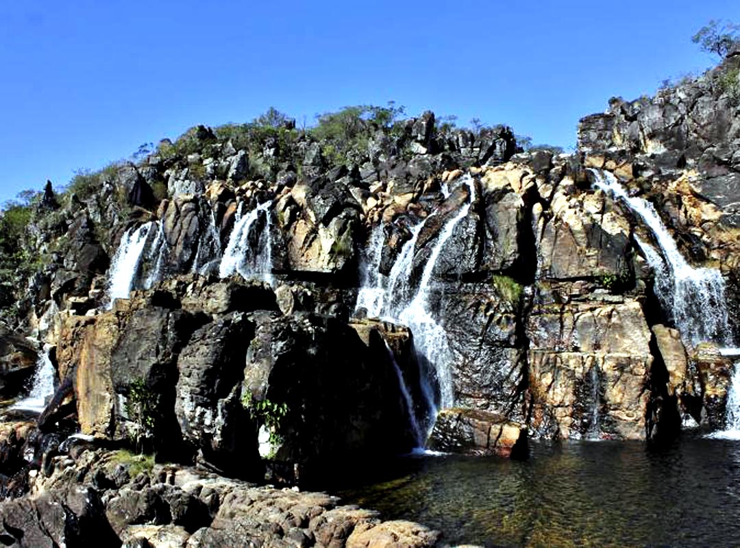 Parque Nacional da Chapada dos Veadeiros, Goiás: Criado em 1961 e declarado Patrimônio Mundial Natural pela UNESCO em 2001, o parque abrange uma área de cerca de 65 mil hectares e é conhecido por suas paisagens de cerrado, formações rochosas, cachoeiras, cânions e rica biodiversidade.