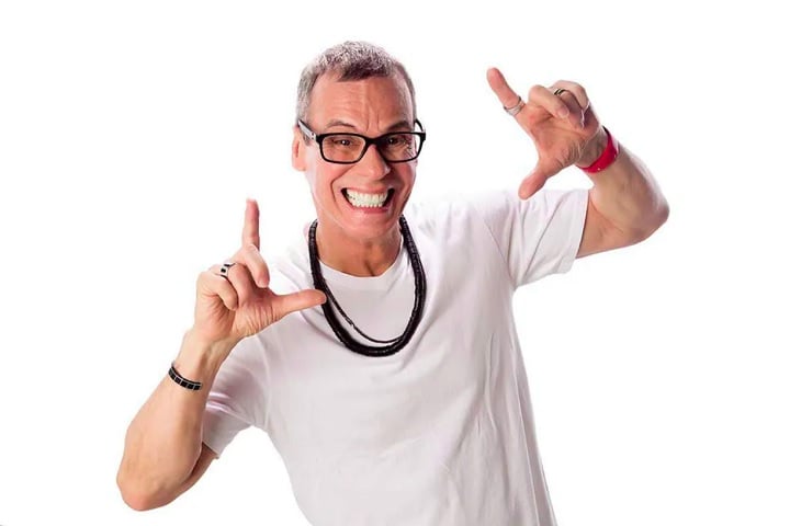 Carlinhos de Jesus é um ícone da dança de salão no Brasil, com mais de 40 anos de carreira dedicados à valorização e profissionalização do gênero. 