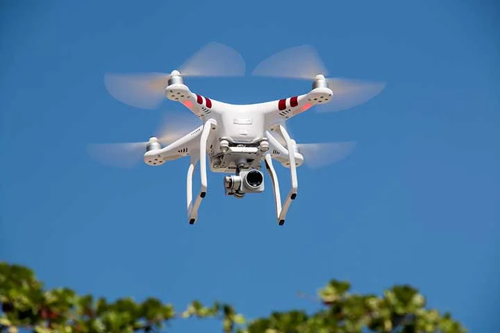 Porém, para que a empresa consiga implementar esse modelo é preciso uma mudança regulatória no Brasil. Atualmente, não há autorização para operações comerciais em grande escala com drones. 
