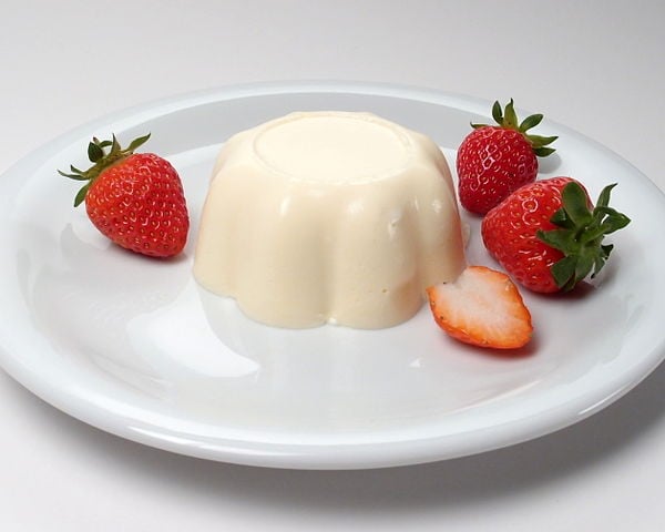 O Bavarian cream é uma sobremesa francesa que consiste em um creme cozido à base de ovo e gelatina ou isinglass, no qual o chantilly é dobrado. A mistura é preparada em uma forma fria e desenformada para servir. 
