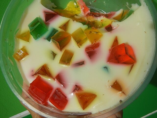 A gelatina se tornou uma sobremesa bastante consumida pelos brasileiros. Ela, em diferentes sabores (mosaico), pode ser associada ao creme de leite, que ganha uma consistência gelatinosa.