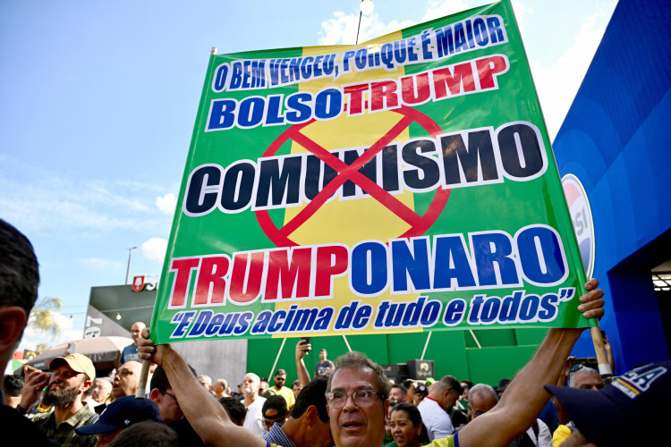 Durante motociata em apoio a Bolsonaro, homem leva cartaz com menção a Trump e ao ex-presidente: "Trumponaro"