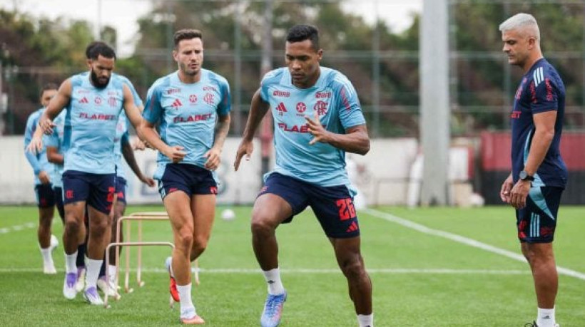 Alex Sandro e Ayrton Lucas tendem a ser relacionados para as oitavas de final contra o Atlético, nesta quinta-feira, no Maracanã
