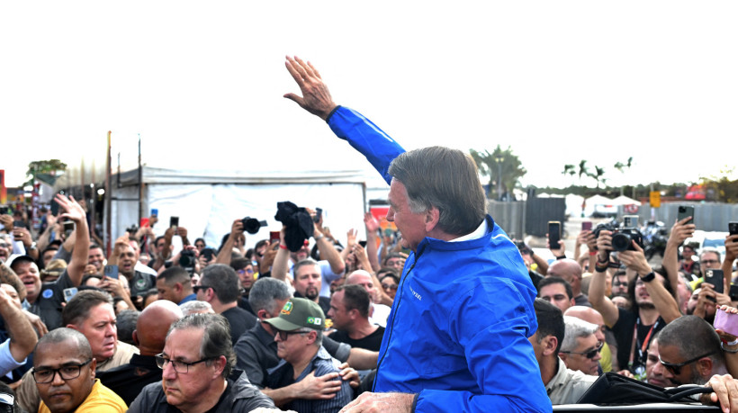 Bolsonaro cumprimenta presentes a motociata em Brasília