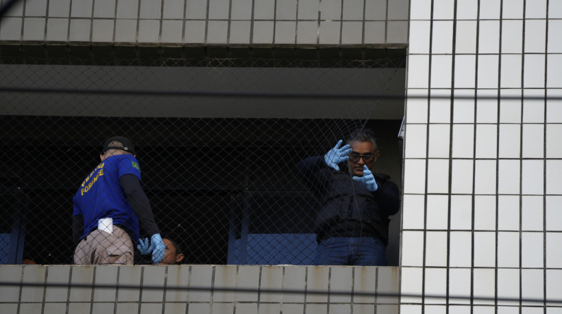 Peritos forenses examinam tela de segurança da janela do apartamento de onde criança de dez anos caiu no bairro Aldeota, em Fortaleza