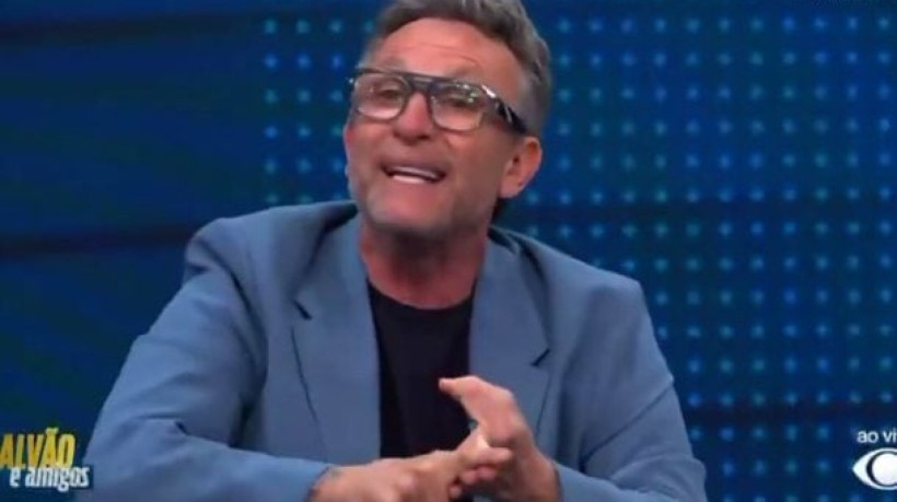 Treinador do Palmeiras chutou microfone de transmissão na partida contra o Grêmio, pelo Campeonato Brasileiro