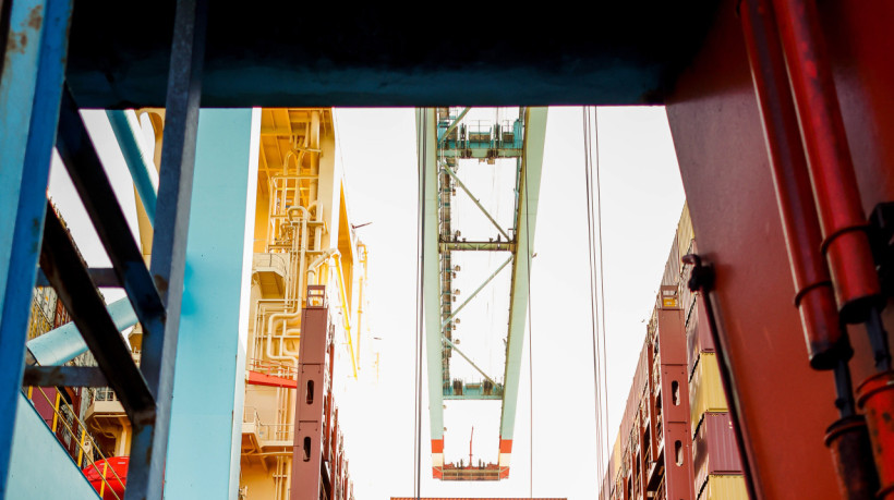 PECEM, CEARÁ, BRASIL - 27.09.2024: Pecém movimenta contêineres. (Foto: Aurélio Alves  / O POVO)